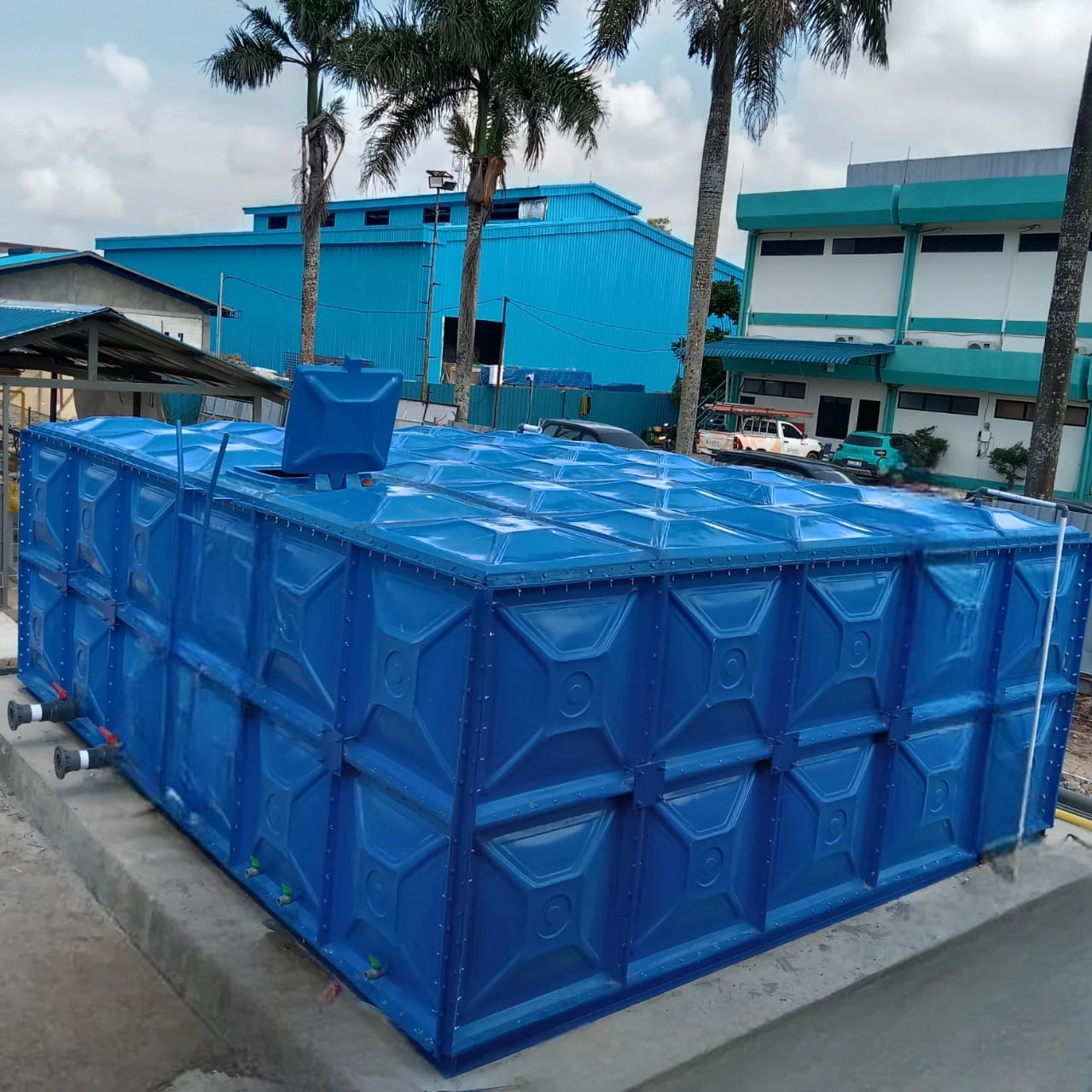 Tangki fiberglass FRP produksi PT. Bioklin Teknologi Cemerlang di area instalasi industri